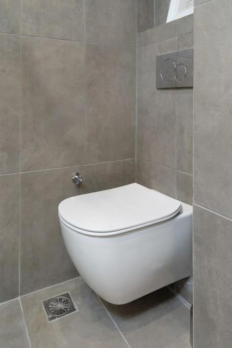 Modernised Athenian Apartment /W 2Br & 2Ba Bagian luar foto