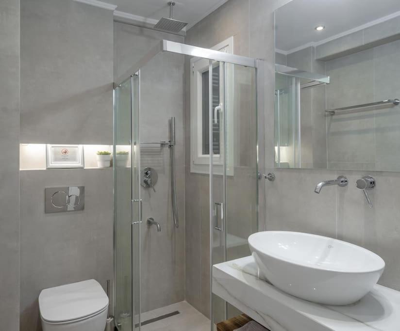 Modernised Athenian Apartment /W 2Br & 2Ba Bagian luar foto